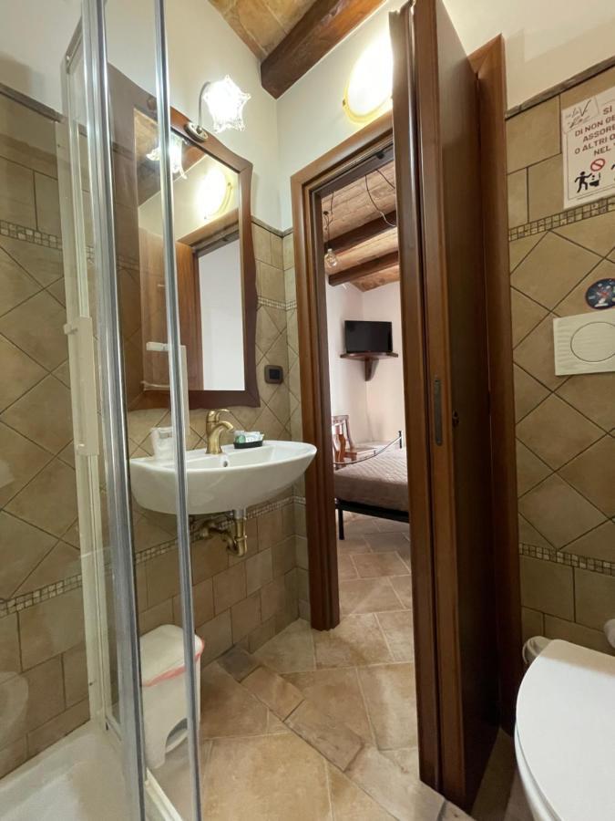 La Vie En Rose Bed & Breakfast ฟอนดี ภายนอก รูปภาพ