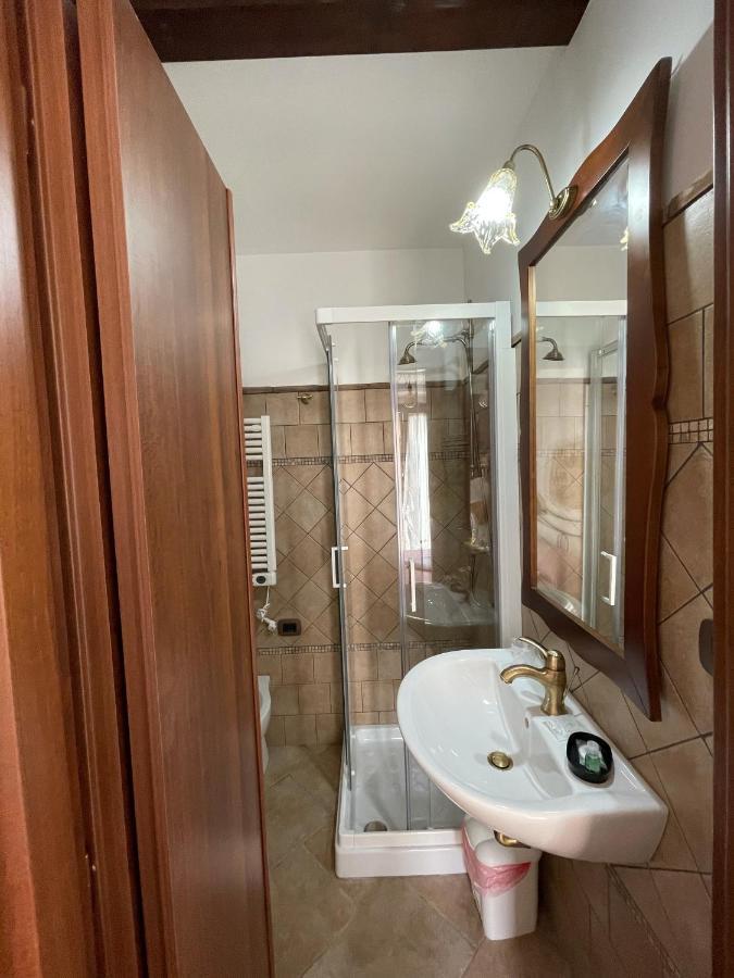 La Vie En Rose Bed & Breakfast ฟอนดี ภายนอก รูปภาพ