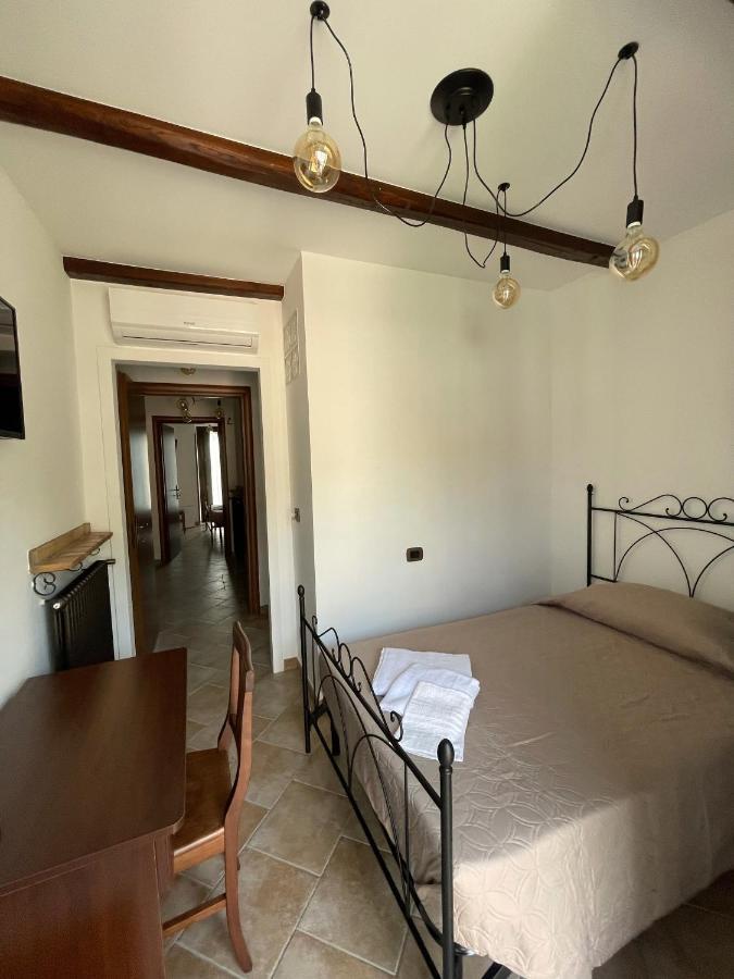 La Vie En Rose Bed & Breakfast ฟอนดี ภายนอก รูปภาพ