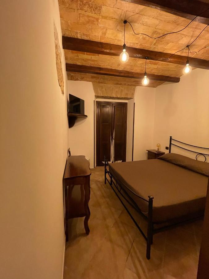 La Vie En Rose Bed & Breakfast ฟอนดี ภายนอก รูปภาพ