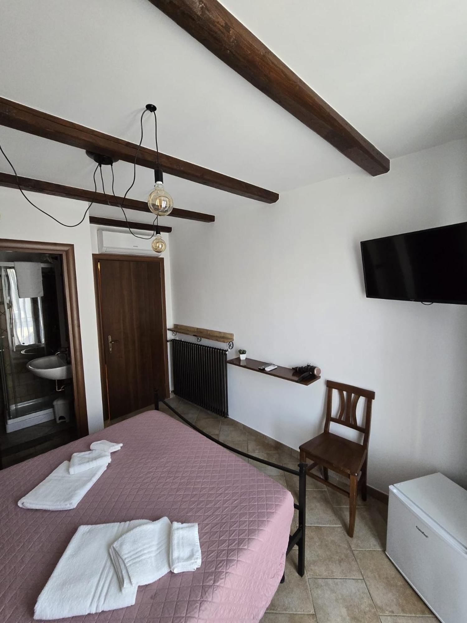 La Vie En Rose Bed & Breakfast ฟอนดี ภายนอก รูปภาพ